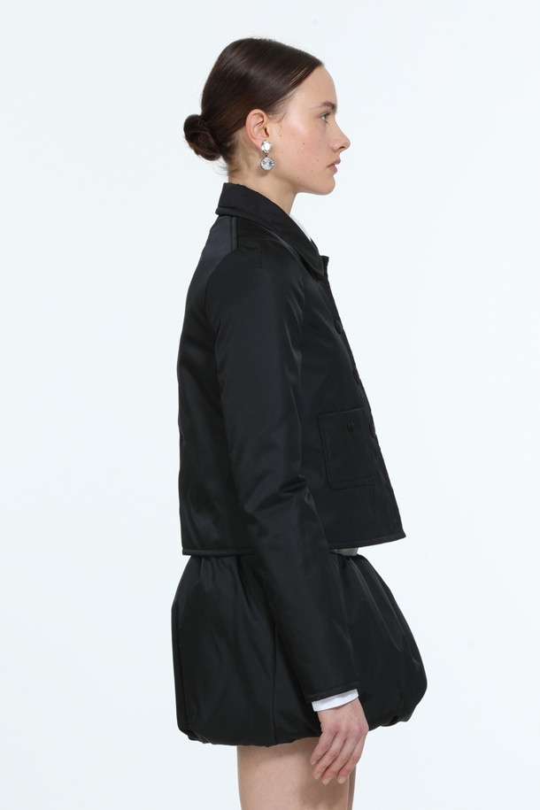 세련된 블랙 컬러의 패디드 쁘띠 재킷입니다. 봄, 가을 시즌에 어울리는 여성용 아우터로, 미니멀하고 클래식한 스타일을 연출합니다. 두꺼운 두께감과 광택감이 돋보이며, 크롭 기장과 버튼 여밈 방식으로 디자인되었습니다. 폴리아미드 소재로 제작되어 편안하면서도 시크한 분위기를 선사하며, 데이트룩, 모임룩 등 다양한 TPO에 활용 가능합니다. 겨울에는 패딩 안감으로 따뜻하게 착용할 수 있습니다.
