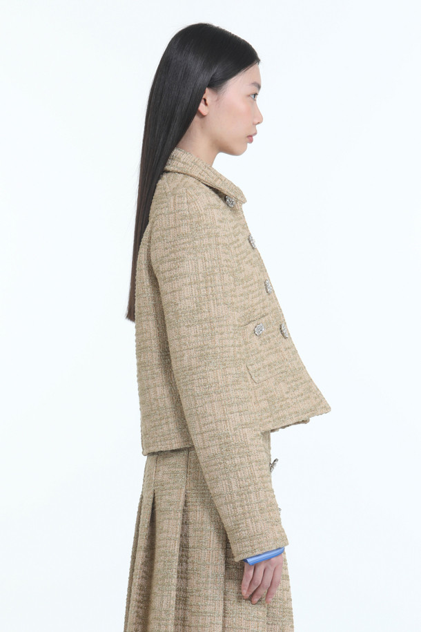 **골드 쁘띠 자켓**

세련된 여성스러움을 강조하는 골드 쁘띠 재킷입니다. 봄, 가을 시즌에 어울리는 얇은 두께감으로 제작되었으며, 반짝이는 골드 원사와 주얼 버튼 디테일이 특징입니다. 크롭 기장의 레귤러핏으로, 클래식하고 엘레강스한 무드를 연출합니다. 데이트룩, 모임룩, 소개팅룩 등 다양한 TPO에 활용하기 좋으며, 미니멀, 시크 스타일을 선호하는 분들께 추천합니다. 긴 소매 디자인으로 우아함과 세련됨을 더했습니다.
