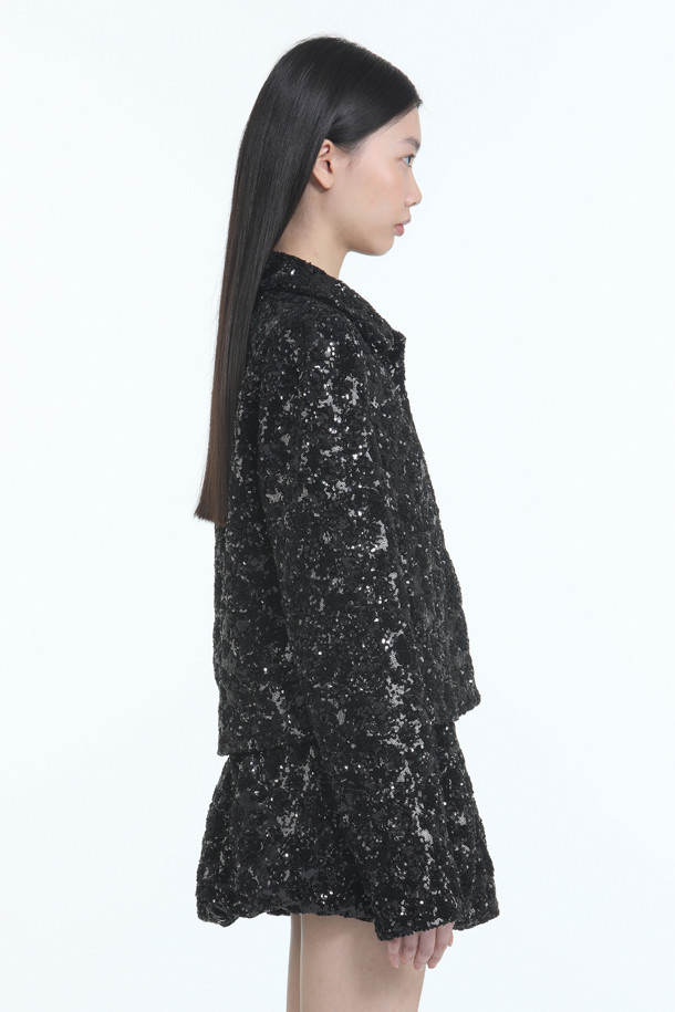 블랙 시퀸 쁘띠 재킷은 파티룩과 모임룩에 완벽한 아이템입니다. 엘레강스하면서도 화려한 스타일을 연출하며, 슬림핏 크롭 자켓 디자인으로 세련된 핏을 선사합니다. 봄, 가을 시즌에 적합하며, 오픈 스타일로 편안하게 착용할 수 있습니다. 긴 소매와 얇은 두께감의 시퀸 소재는 은은하게 빛나 특별한 날 당신을 돋보이게 합니다. 셋업으로 스타일링하여 클래식, 시크, 로맨틱 무드를 완성해보세요.
