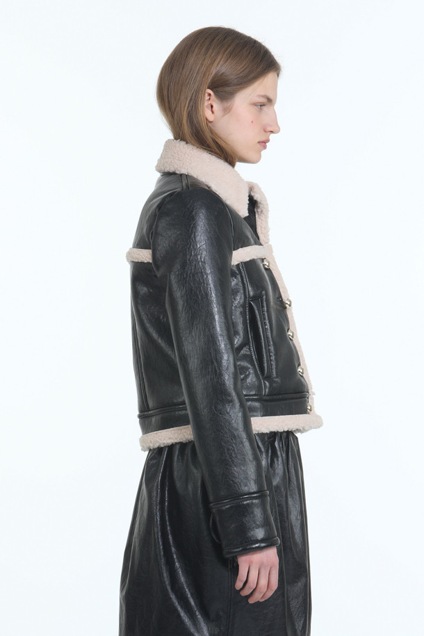 따뜻하고 포근한 겨울을 위한 필수템, 시어링 재킷입니다. 부드러운 인조 가죽 소재에 숏 기장으로 활동성을 높였으며, 안감과 칼라 부분에 시어링 디테일을 더해 보온성을 극대화했습니다. 블랙과 베이지 두 가지 컬러로 출시되어 어떤 스타일에도 쉽게 매치할 수 있습니다. 캐주얼, 미니멀, 클래식한 스타일을 즐겨 입는 여성분들께 추천하며, 겨울 데일리룩, 데이트룩, 쇼핑룩 등 다양한 TPO에 활용하기 좋습니다. 버튼 여밈 방식으로 간편하게 착용할 수 있습니다.
