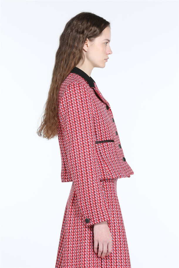 레드 체크 재킷은 울 소재로 제작되어 간절기에 착용하기 좋은 아우터입니다. 클래식, 캐주얼, 포멀한 스타일을 모두 아우르는 디자인으로, 데이트룩, 모임룩, 비즈니스 캐주얼에 활용하기 좋습니다. 크롭 기장에 긴 소매, 블랙 카라 디테일이 돋보이며, 체크 패턴이 경쾌한 느낌을 더합니다. 버튼 여밈 방식으로 편안하게 착용할 수 있으며, 미니멀하면서도 세련된 스타일을 연출합니다.
