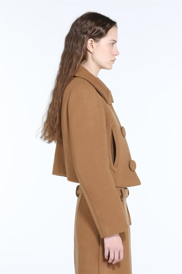 가을과 겨울, 당신의 품격을 높여줄 브라운 울 재킷입니다. 클래식하고 시크한 스타일을 연출하기에 완벽하며, 오피스룩, 출근룩, 모임룩 등 TPO에 구애받지 않고 활용할 수 있습니다. 두꺼운 울 소재로 제작되어 따뜻하고 포근하며, 레귤러 핏으로 편안한 착용감을 선사합니다. 크롭 기장에 싱글 버튼 여밈, 빅 라운드 버튼 디테일이 더해져 고급스러움을 더했습니다. 긴 소매 기장으로 어떤 옷차림에도 세련되게 매치할 수 있습니다.
