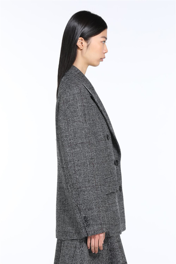 세련된 스타일을 완성하는 여성용 체크 울 자켓입니다. 가을, 겨울 시즌에 어울리는 두꺼운 두께감으로 포근함을 더하며, 클래식한 디자인과 테일러드핏이 돋보입니다. 더블 버튼 여밈 방식으로 포인트를 주고, 그레이 컬러의 체크 패턴이 세련된 분위기를 연출합니다. 데일리룩부터 오피스룩, 출근룩, 모임룩까지 폭넓게 활용할 수 있는 실용적인 아이템입니다. 울과 폴리에스테르 혼방 소재로 제작되어 부드러운 촉감과 편안한 착용감을 선사합니다.
