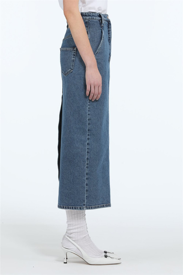 캐주얼한 데님 롱 스커트입니다. H라인 핏으로 떨어지는 블루 컬러의 스커트는 봄, 가을에 적합하며, 데이트룩, 쇼핑룩 등 다양한 TPO에 활용하기 좋습니다. 뻣뻣한 촉감의 두꺼운 데님 소재로 제작되었으며, 미니멀, 클래식 스타일을 연출하기에 좋습니다. 로고 패치 디테일이 돋보이는 디자인으로, 일상 속에서 개성을 드러낼 수 있습니다.
