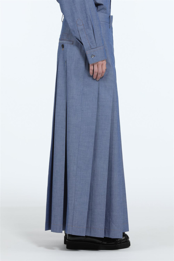 **샴브레이 맥시 스커트**

부드러운 샴브레이 소재로 제작되어 내추럴한 촉감이 돋보이는 여성용 맥시 스커트입니다. 발목까지 흐르는 기장과 플리츠 디자인이 우아한 분위기를 자아냅니다. 봄, 여름 시즌에 데이트룩, 카페룩, 여행룩 등 다양한 TPO에 활용하기 좋습니다. 클래식, 미니멀, 리조트 스타일을 즐기는 분들께 추천합니다. 무지 패턴으로 어떤 상의와도 쉽게 매치할 수 있습니다.
