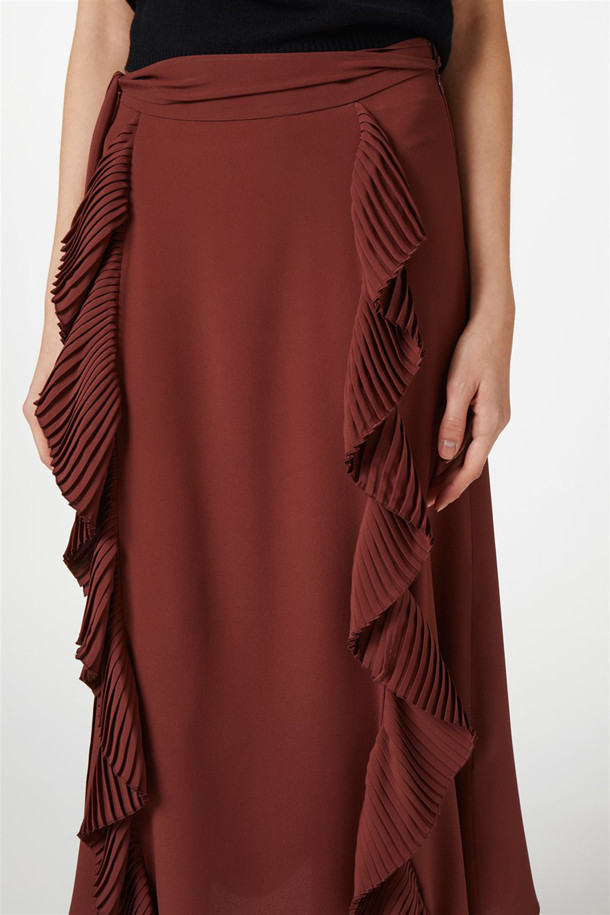 우아하고 여성스러운 실루엣을 연출하는 실크 프릴 스커트입니다. 부드러운 촉감의 실크 소재로 제작되어 편안한 착용감을 선사하며, A라인 핏과 프릴 디테일이 특징입니다. 버건디와 블랙 두 가지 세련된 컬러로 제공되어, 데이트룩, 모임룩, 소개팅룩 등 다양한 TPO에 활용하기 좋습니다. 클래식, 미니멀, 로맨틱 스타일을 즐겨 입는 여성분들께 추천합니다. 사계절 내내 활용 가능한 아이템으로, 엘레강스하고 우아한 무드를 연출해 보세요.
