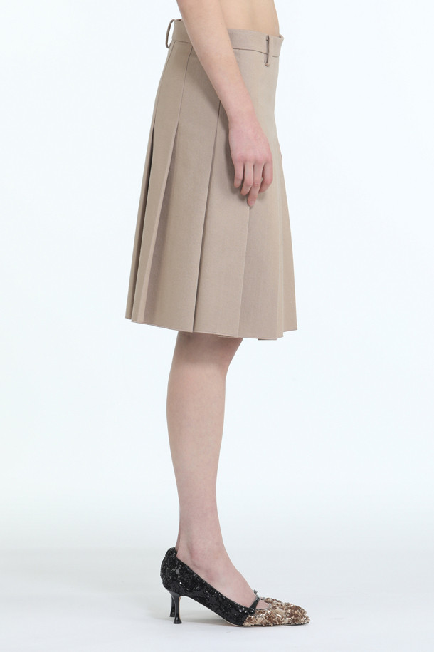 베이직한 무드의 코튼 플리츠 스커트입니다. 봄, 여름, 가을, 세 계절 모두 활용 가능한 적당한 두께감의 면 소재로 제작되어 편안한 착용감을 선사합니다. 클래식하고 미니멀한 스타일을 연출하기 좋으며, 플리츠 디테일이 여성스러운 분위기를 더합니다. 데이트룩이나 카페룩에 매치하여 세련된 스타일을 완성해 보세요. 무지 디자인으로 다양한 상의와 쉽게 코디할 수 있습니다.
