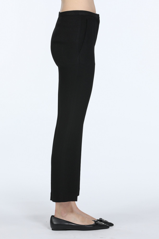 세련된 플레어 핏이 돋보이는 여성용 블랙 크롭 슬랙스입니다. 봄, 여름, 가을 시즌에 착용하기 좋으며, 베이직하고 미니멀한 스타일을 연출합니다. 비스코스 소재로 제작되어 편안한 착용감을 선사하며, 데이트룩이나 오피스룩 등 다양한 TPO에 활용 가능합니다. 미니멀, 클래식, 시크한 스타일에 매치하여 자신만의 스타일을 완성해 보세요. 무지 디자인으로 어떤 상의와도 잘 어울려 활용도가 높습니다.
