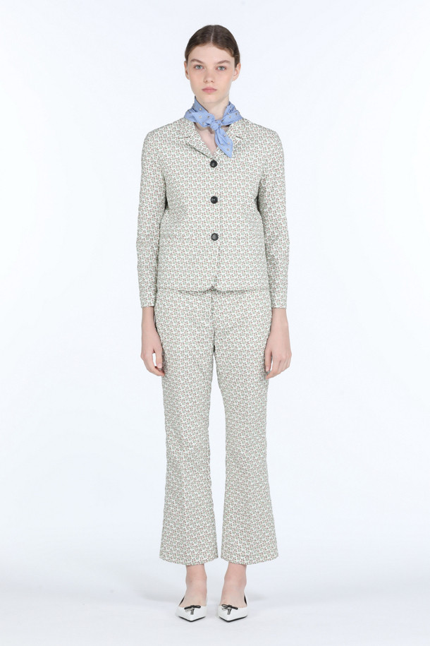 세련된 무드의 크롭 패턴 슬랙스입니다. 비스코스 소재로 제작되어 부드러운 촉감을 선사하며, 플레어 핏으로 다리가 길어 보이는 효과를 줍니다. 일상, 데이트룩, 카페룩, 모임룩 등 다양한 TPO에 활용 가능하며, 클래식, 미니멀, 시크 스타일을 연출하기 좋습니다. 크롭 기장과 패턴 디자인이 트렌디함을 더해줍니다.
