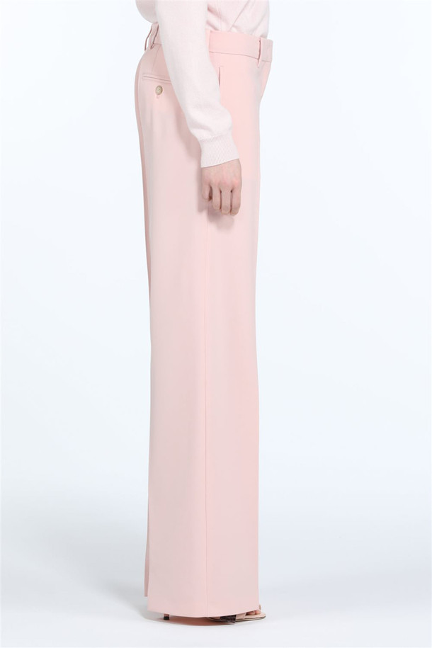 여성스러운 무드를 연출하는 핑크 와이드 슬랙스입니다. 부드러운 촉감과 세련된 와이드핏이 돋보이며, 파우더 핑크 컬러가 은은한 분위기를 더합니다. 일상, 포멀, 캐주얼 등 다양한 TPO에 활용 가능하며, 미니멀, 클래식, 시크 스타일을 즐기는 분들께 추천합니다. 봄, 여름, 가을 시즌에 착용하기 좋은 긴 기장의 슬랙스로, 스타일리시한 실루엣을 완성합니다. 출근룩, 오피스룩, 모임룩에 활용하여 멋스러운 스타일을 연출해보세요.
