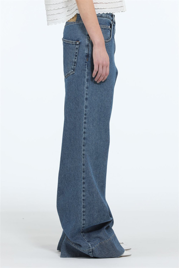 N21 캡슐 컬렉션의 와이드 블루 데님 팬츠입니다. 일상, 데이트룩, 쇼핑룩에 모두 잘 어울리는 베이직 스타일의 여성 의류입니다. 봄, 가을 계절에 적합하며, 캐주얼, 미니멀, 클래식 스타일을 연출할 수 있습니다. 맥시 기장의 와이드핏으로, 데님 소재 특유의 편안함과 멋을 동시에 느낄 수 있습니다. 무지 디자인으로 어떤 상의와도 쉽게 매치하여 다양한 스타일을 연출할 수 있습니다.
