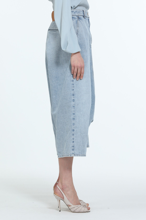 캐주얼한 무드의 여성 배기 데님 팬츠입니다. 라이트 블루, 블랙, 그레이 3가지 색상으로 출시되어 다양한 상의와 매치하기 좋습니다. 무릎 기장의 무지 디자인으로, 봄, 여름 시즌에 시원하게 착용할 수 있습니다. 동네 마실룩, 여행룩, 휴가룩 등 편안한 스타일링을 연출해보세요. 배기핏으로 활동성을 높인 데일리 팬츠입니다.
