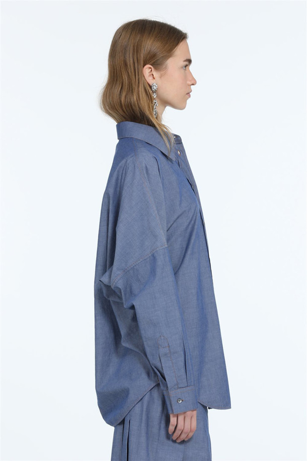 부드러운 샴브레이 소재의 여성 셔츠입니다. 데이트룩, 카페룩에 어울리며 미니멀, 캐주얼, 클래식 스타일을 연출할 수 있습니다. 여유 있는 오버핏으로 편안한 착용감을 선사하며, 포켓 디테일이 돋보입니다. 긴 소매 기장으로 다양한 스타일링이 가능하며, 아우터로도 활용할 수 있습니다. 무지 디자인으로 어떤 옷에도 매치하기 용이합니다.
