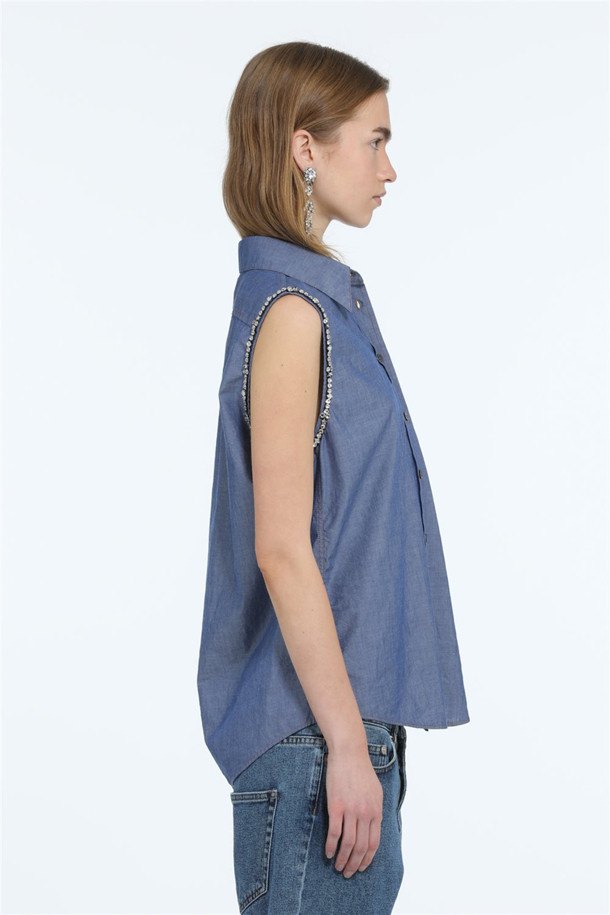 시원한 블루 컬러의 샴브레이 소재로 제작된 여성 슬리브리스 셔츠입니다. 셔츠 칼라와 레귤러핏 디자인으로 모던하면서도 클래식한 무드를 연출합니다. 얇은 두께감으로 여름철에도 시원하게 착용 가능하며, 부드러운 촉감이 특징입니다. 버튼업 스타일과 주얼라인 디테일이 더해져 데이트룩이나 휴가룩 등 다양한 TPO에 활용하기 좋습니다. 미니멀, 클래식, 캐주얼 스타일을 즐겨 입는 여성분들께 추천합니다.
