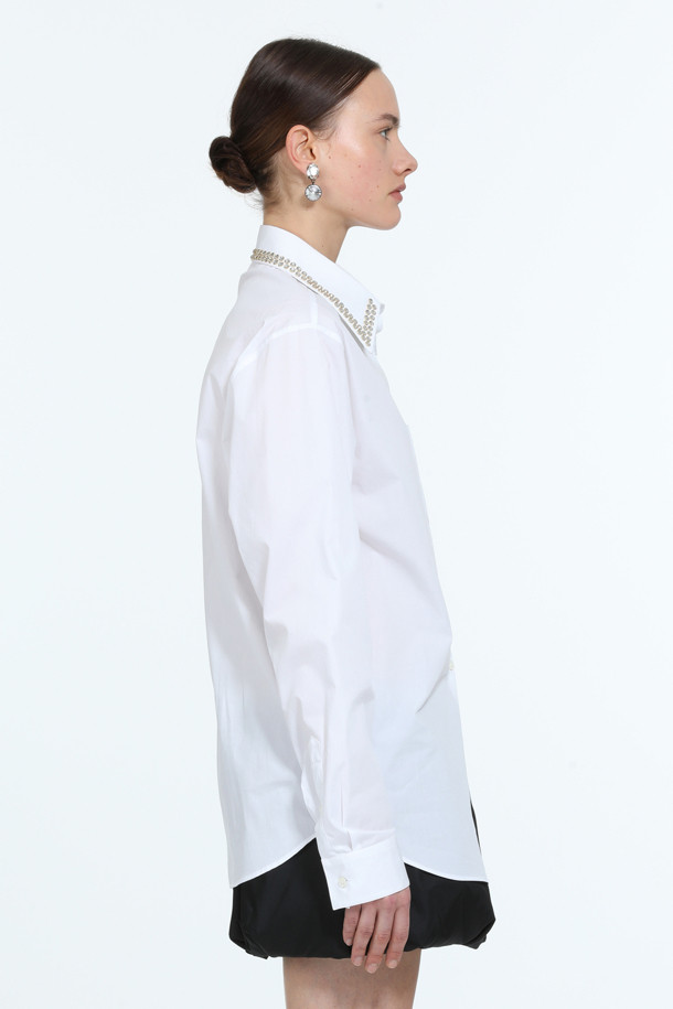 우아한 무드의 여성 우븐 카라 셔츠입니다. 부드러운 면 소재의 레귤러핏 긴소매 셔츠로, 차이나칼라 디자인과 얇은 두께로 봄, 여름에 시원하게 착용할 수 있습니다. 화이트 컬러에 무지 패턴으로 어떤 스타일에도 잘 어울리며, 포켓 디테일과 주얼리 장식이 포인트입니다. 데이트룩, 카페룩, 모임룩 등 다양한 TPO에 클래식, 미니멀, 걸리시 스타일로 연출해보세요.

