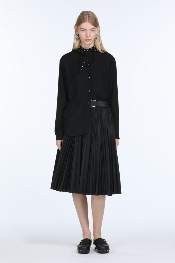 우아한 무드의 블랙 스카프 블라우스입니다. 넥 라인의 핫픽스 장식으로 고급스러움을 더했으며, 투웨이 연출이 가능하여 다양한 스타일을 연출할 수 있습니다. 봄, 가을에 적합하며, 레귤러 핏과 긴소매 디자인으로 편안하게 착용할 수 있습니다. 데이트룩, 오피스룩, 모임룩 등 다양한 TPO에 활용하여 클래식, 미니멀, 시크한 스타일을 연출해보세요. 무지 디자인으로 어떤 하의와도 잘 어울립니다.
