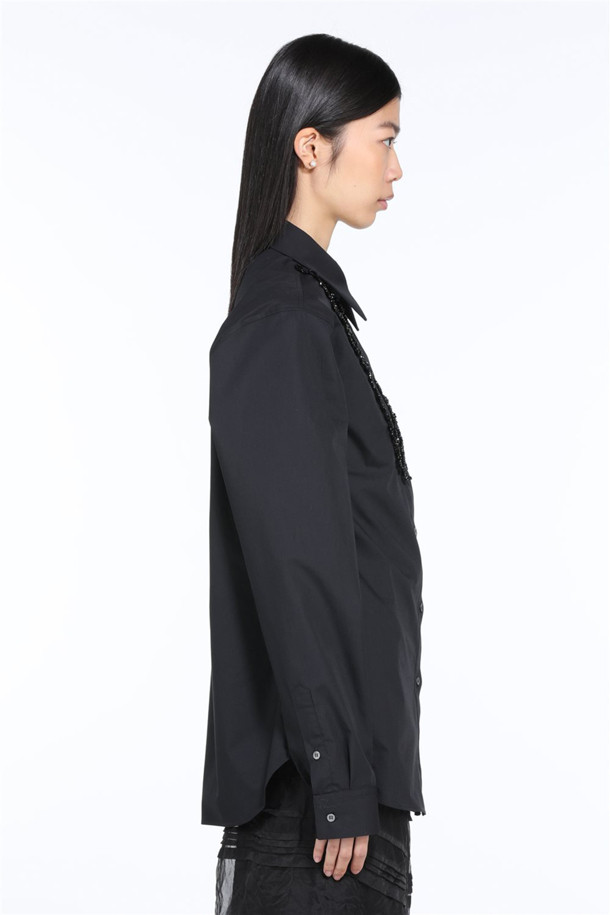 세련된 여성의 스타일을 완성해 줄 코튼 프릴 블라우스입니다. 부드러운 면 소재로 제작되어 편안한 착용감을 선사하며, 봄, 여름 시즌에 적합한 얇은 두께감으로 시원하게 즐길 수 있습니다. 블랙 색상에 라운드넥과 긴 소매, 레귤러핏으로 디자인되어 페미닌한 무드를 연출합니다. 프릴 디테일이 돋보이는 이 블라우스는 데이트룩, 모임룩 등 다양한 TPO에 활용 가능하며, 클래식, 미니멀, 로맨틱 스타일을 즐기는 분들께 추천합니다.
