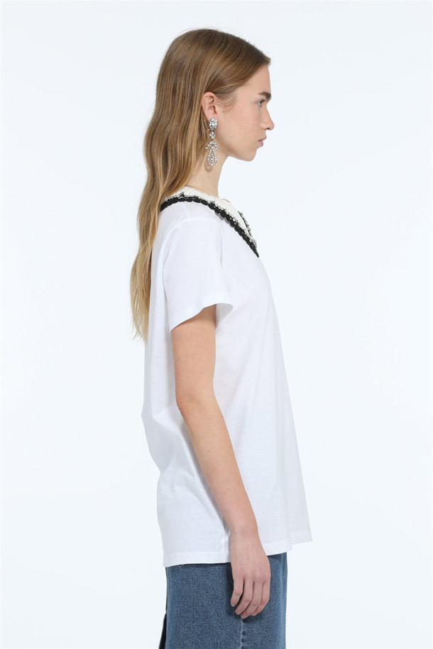 N21 캡슐 컬렉션의 폴로 카라 티셔츠입니다. 클래식하고 페미닌한 무드의 여성 의류로, 봄, 여름 시즌에 착용하기 좋습니다. 네이비와 화이트 두 가지 색상으로 출시되었으며, 부드러운 면 소재로 제작되어 편안한 착용감을 선사합니다. 레귤러 핏과 반소매 디자인으로, 데이트룩, 카페룩, 모임룩 등 다양한 TPO에 활용 가능합니다. 주얼 장식 또는 자수가 포인트로 더해져 미니멀하면서도 세련된 스타일을 연출할 수 있습니다.
