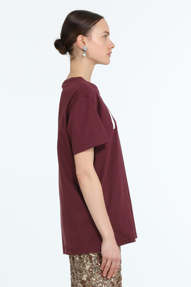 버건디 컬러의 로고 하프슬리브 티셔츠입니다. 면 소재로 제작되어 봄, 여름 시즌에 시원하게 착용 가능합니다. 미니멀한 스타일에 크롭 기장으로 트렌디함을 더했으며, 라운드넥 디자인으로 깔끔한 핏을 선사합니다. 데이트룩, 카페룩 등 다양한 TPO에 활용하기 좋고, 캐주얼, 클래식 스타일을 모두 소화할 수 있습니다. N21 브랜드 로고 프린팅으로 포인트를 더했습니다.
