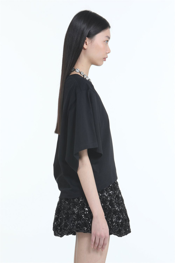 블랙 컬러의 남녀 공용 프린팅 티셔츠입니다. 봄, 여름 시즌에 어울리는 면 소재의 오버핏 반소매 티셔츠로, 캐주얼한 스타일을 연출하기 좋습니다. 라운드넥 디자인에 레터링 및 프린팅 무늬가 돋보이며, '동네 마실룩'이나 '여행룩'에 활용하기 좋습니다. 캐주얼, 미니멀, 스트리트 스타일을 즐겨 입는 분들께 추천하며, N21 Pre Collection 제품입니다.
