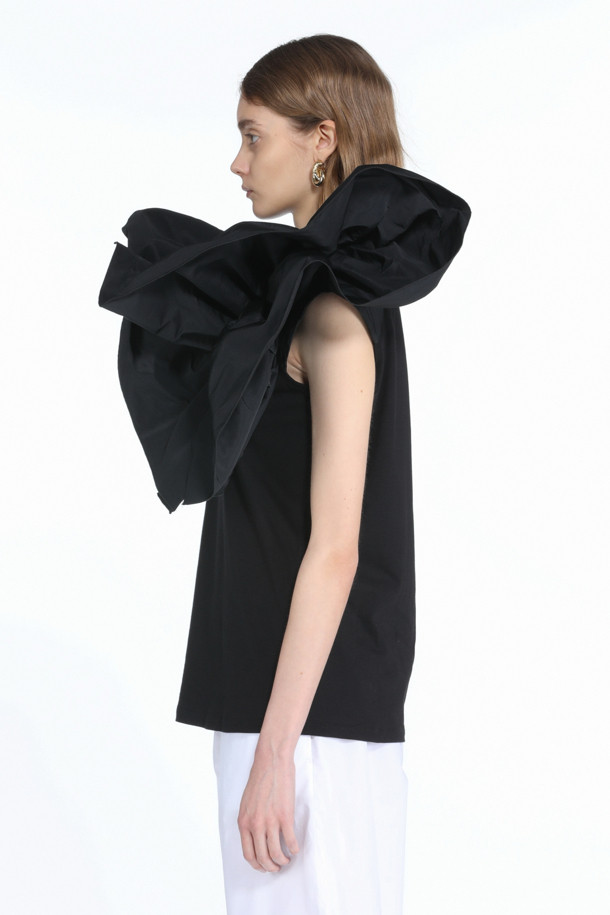 **빅플라워 티셔츠**

여성스러운 매력을 돋보이게 해줄 빅플라워 티셔츠입니다. 페미닌하고 우아한 스타일을 연출하며, 오프숄더 디자인으로 쇄골 라인을 드러내 여성스러운 분위기를 더합니다. 크롭 기장으로 다리가 길어 보이는 효과를 주며, 봄, 여름 시즌에 시원하게 착용할 수 있습니다. 데이트룩, 카페룩, 모임룩 등 다양한 TPO에 활용 가능하며, 로맨틱, 미니멀, 클래식한 스타일을 즐겨 입는 분들께 추천합니다. 특히, 리본 디테일이 더해져 사랑스러운 포인트를 더했습니다.
