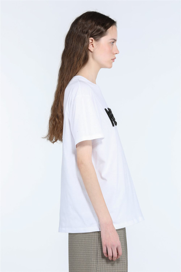 비즈 로고 하프 슬리브 티셔츠는 여성 의류로, 미니멀하고 베이직한 스타일을 추구하는 분들을 위한 아이템입니다. 봄, 여름 시즌에 적합하며, 라운드넥에 레귤러핏으로 편안하게 착용할 수 있습니다. 화이트와 블랙 두 가지 색상으로 출시되어, 데이트룩, 쇼핑룩 등 다양한 TPO에 매치하기 좋습니다. 심플한 디자인에 비즈, 크리스탈 장식이 더해져 포인트를 주며, 데님이나 스커트 등 어떤 아이템과도 쉽게 어울립니다. 하프 슬리브 소매 기장으로 시원하게 착용할 수 있습니다.
