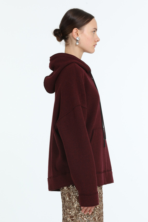 부드러운 촉감의 울 혼방 소재로 제작된 오버핏 후드 집업입니다. 톤 다운된 버건디 컬러로 캐주얼하면서도 미니멀한 스타일을 연출하며, 가을과 겨울철 데일리룩, 집콕룩, 산책룩에 활용하기 좋습니다. 두꺼운 두께감과 긴 소매 기장으로 보온성을 높였으며, 크롭 기장으로 트렌디함을 더했습니다. 무지 디자인에 후드 디테일로 베이직한 매력을 더한, 활용도 높은 아이템입니다.
