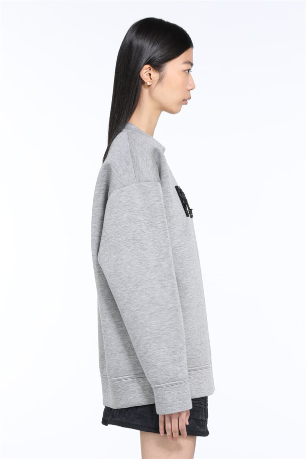 세련된 스타일을 완성할 비즈 로고 스웻셔츠입니다. 부드러운 기모 면 소재로 제작되어 가을, 겨울 시즌 따뜻하고 편안하게 착용할 수 있습니다. 베이직한 디자인에 N21 로고와 비즈 장식이 더해져 캐주얼, 미니멀, 클래식 스타일을 연출하기 좋습니다. 라운드넥과 긴소매, 크롭 기장으로 유행을 타지 않고 데일리하게 즐길 수 있는 아이템입니다. 그레이, 블랙 두 가지 색상으로 출시되어 취향에 맞게 선택 가능합니다.
