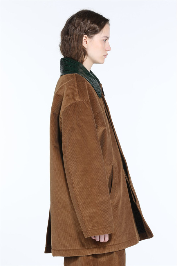 부드러운 코듀로이 소재의 브라운 컬러 코듀로이 점퍼입니다. 가을, 겨울 시즌에 어울리며, 캐주얼, 클래식, 미니멀 스타일을 모두 소화할 수 있습니다. 쌀쌀한 날씨에 레이어링하여 따뜻하게 입을 수 있으며, 일상과 모임룩에 두루 활용 가능합니다. 루즈핏으로 편안한 착용감을 선사하며, 인조가죽 칼라 디테일이 돋보이는 디자인입니다. 집업 스타일로 간편하게 여밀 수 있는 실용적인 아우터입니다.
