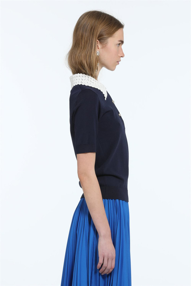 네이비 컬러의 레이스 폴로 니트입니다. 부드러운 비스코스 혼방 소재와 울 소재로 제작되어 봄, 가을에 착용하기 좋습니다. 로맨틱하고 모던한 무드를 연출하며, 레귤러핏과 반소매 기장으로 편안하게 착용할 수 있습니다. 레이스 칼라와 포켓, 메탈 버튼 디테일이 돋보이며, 데이트룩, 카페룩, 모임룩 등 다양한 TPO에 활용 가능합니다. N21 캡슐 컬렉션으로, 클래식, 로맨틱, 미니멀 스타일을 즐기는 여성분들께 추천합니다.
