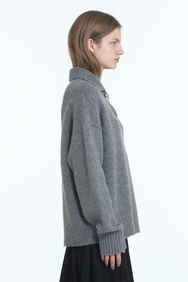 세련된 무드를 더하는 주얼 버튼 오버 니트입니다. 부드러운 버진울 소재로 제작되어 포근한 착용감을 선사하며, 쌀쌀한 가을, 겨울 날씨에도 따뜻하게 입을 수 있습니다. 클래식한 폴로넥 디자인에  오버핏 실루엣으로 편안함과 스타일리시함을 동시에 잡았습니다.  크롭 기장으로 다리가 길어 보이는 효과를 주며,  그레이 컬러와 주얼 버튼 디테일이  미니멀하면서도 시크한 포인트를 더합니다.  데이트룩, 오피스룩 등 다양한 TPO에 맞춰 클래식, 미니멀, 시크한 스타일을 연출해보세요.
