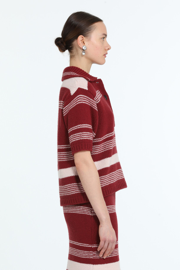 세련된 스타일을 완성하는 여성용 스트라이프 폴로 니트입니다. 봄, 여름 시즌에 어울리는 레귤러 핏의 반소매 디자인으로, 모던한 스타일을 연출합니다. 레드, 화이트 두 가지 컬러로 제공되며, 폴로넥과 스트라이프 패턴이 특징입니다. 데이트룩, 카페룩 등 다양한 TPO에 활용 가능하며, 클래식, 미니멀, 캐주얼 스타일을 즐기는 분들께 추천합니다. 셋업 스커트와 함께 매치하여 더욱 세련된 룩을 연출할 수 있습니다.
