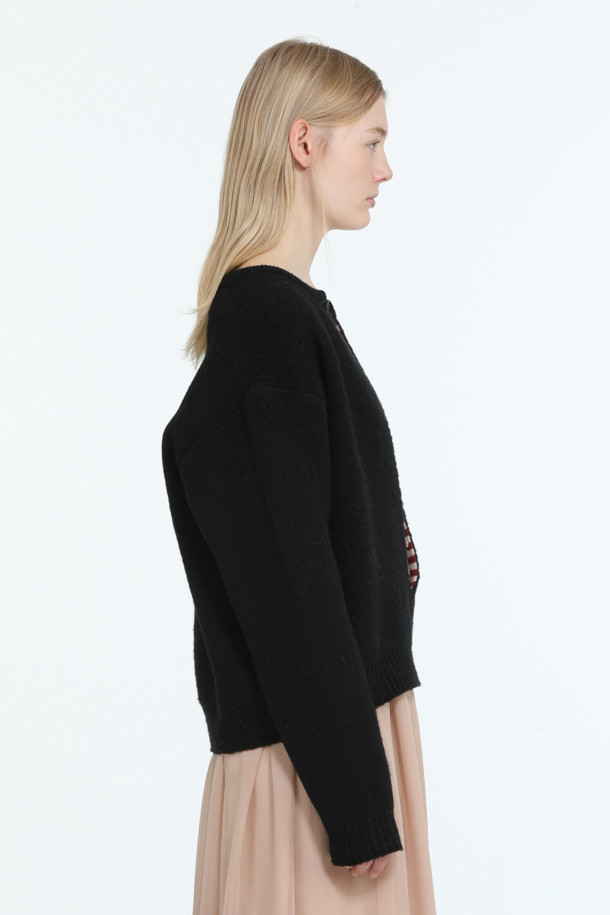 세련된 데이트룩과 카페룩을 완성하는 여성용 브이넥 크롭 풀오버 니트입니다. 봄, 가을 시즌에 어울리는 베이직 스타일의 블랙 컬러 무지 디자인으로, 레귤러핏으로 편안하게 착용 가능합니다. 긴 소매와 리버서블 디자인으로 다양한 연출이 가능하며, 니트 소재 특유의 부드러운 촉감을 선사합니다. 미니멀, 클래식, 캐주얼 등 어떤 스타일에도 잘 어울리는 활용도 높은 아이템입니다.
