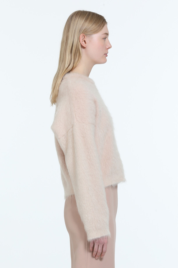 부드러운 앙고라 소재의 고급스러운 주얼 버튼 니트입니다. 라운드넥 디자인과 크롭 기장으로 여성스러운 실루엣을 연출하며, 가을, 겨울 시즌에 따뜻하게 착용할 수 있습니다. 베이지 컬러에 어깨 버튼 장식이 더해져 엘레강스한 무드를 선사합니다. 데이트룩, 모임룩, 겨울 데일리룩 등 다양한 TPO에 활용 가능하며, 클래식, 미니멀, 로맨틱 스타일을 즐기는 분들께 추천합니다. 레귤러핏으로 편안하게 착용 가능하며, 두꺼운 두께감으로 포근함을 더했습니다.
