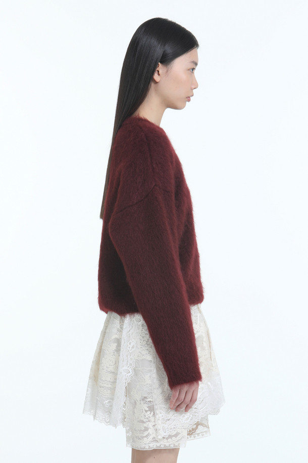 따뜻하고 우아한 무드의 주얼 버튼 앙고라 니트입니다. 부드러운 앙고라 소재로 제작되어 뛰어난 촉감을 선사하며, 쌀쌀한 가을과 겨울에 포근하게 착용하기 좋습니다. 크롭 기장과 레귤러핏으로 어떤 하의와도 잘 어울리며, 라운드넥 디자인으로 여성스러운 분위기를 더했습니다. 버건디 컬러와 주얼 버튼 디테일이 더해져 특별한 날, 데이트룩, 모임룩, 겨울 데일리룩 등 다양한 TPO에 활용할 수 있습니다. 클래식, 미니멀, 걸리시 스타일을 즐겨 입는 분들께 추천합니다.
