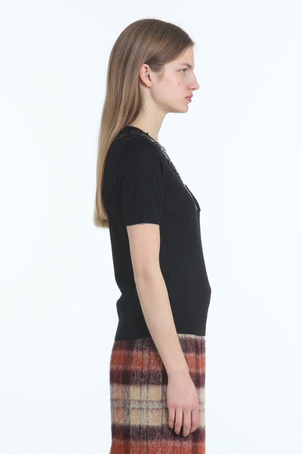 블랙 컬러의 시퀸 디테일 니트입니다. 부드러운 촉감의 버진울 소재로 제작되어 봄, 가을에 착용하기 적합합니다. 라운드넥 레귤러핏 디자인에 얇은 두께감으로 편안하게 착용 가능하며, 엘레강스한 스타일을 연출해 줍니다. 데이트룩, 모임룩, 오피스룩 등 다양한 TPO에 활용 가능하며, 클래식, 미니멀, 시크 스타일에 잘 어울립니다. 가디건과 함께 셋업 스타일링도 가능합니다.
