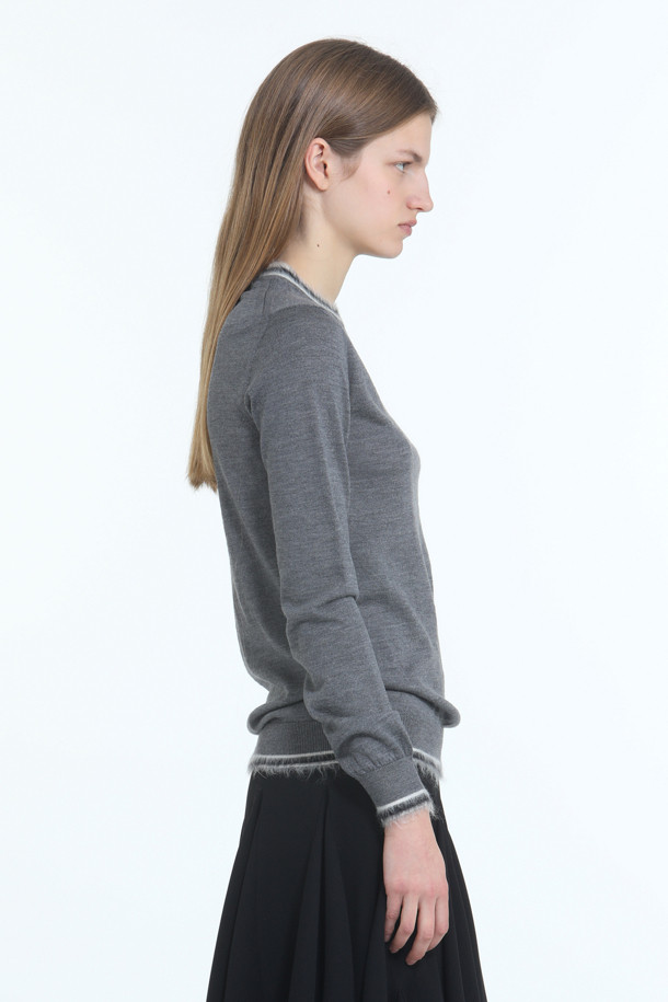 멜란지 그레이 컬러의 여성용 스트라이프 디테일 니트입니다. 가을, 겨울 시즌에 어울리는 두꺼운 울 소재로 제작되어 부드러운 촉감을 선사합니다. 라운드넥 디자인에 넥라인과 밑단에 퍼 스트라이프 장식이 포인트로 더해져 베이직하면서도 세련된 스타일을 연출합니다. 레귤러핏과 긴소매 기장으로 편안하게 착용 가능하며, 겨울 데일리룩, 모임룩, 카페룩 등 다양한 TPO에 활용하기 좋습니다. 클래식, 미니멀, 캐주얼 스타일을 즐겨 입는 여성에게 추천합니다.
