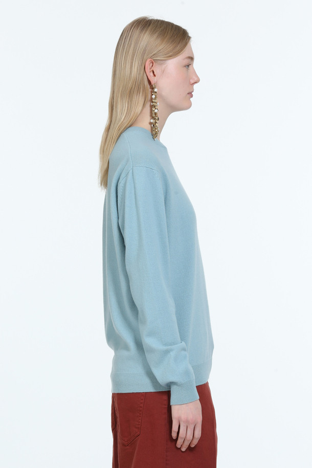 로고택 크루넥 니트는 버진울 100% 소재로 제작되어 부드러운 촉감과 뛰어난 보온성을 자랑합니다. 봄, 가을에 어울리는 넉넉한 핏의 긴소매 니트로, 베이직하고 미니멀한 스타일을 연출합니다. 가슴 위 스몰 로고택 디테일이 은은한 포인트를 더하며, 민트 색상으로 산뜻함을 더했습니다. 카페룩, 가을 나들이룩 등 다양한 TPO에 활용할 수 있으며, 미니멀, 클래식, 캐주얼 스타일을 즐겨 입는 분들께 추천합니다.
