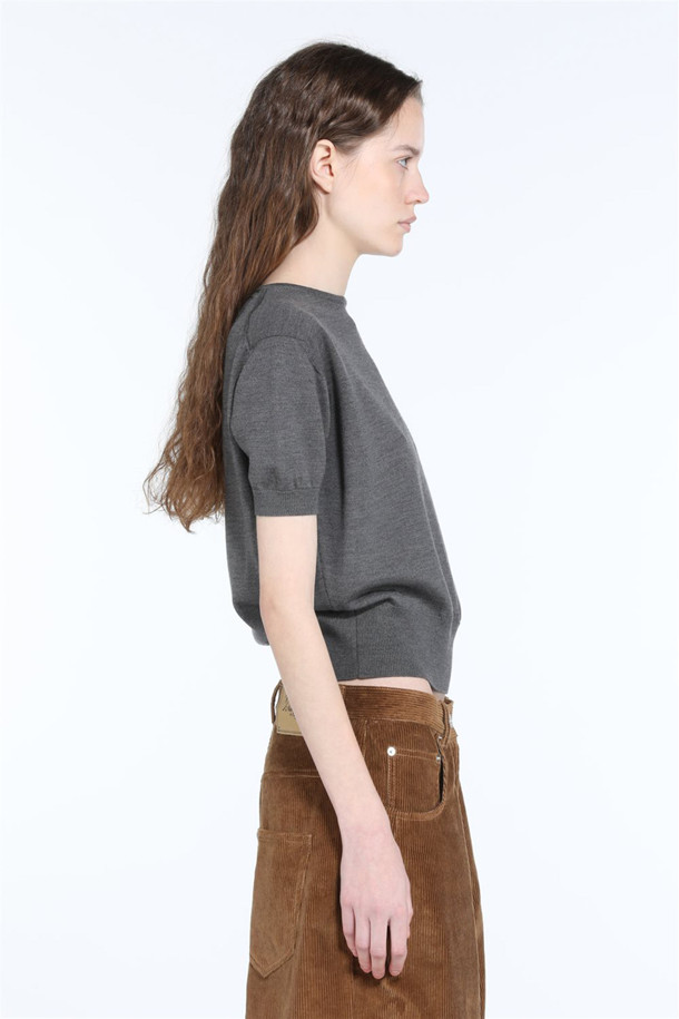 **울 크롭 하프슬리브 니트**는 여성용 상의로, 멜란지 그레이와 블랙 두 가지 색상으로 제공됩니다. 봄, 가을, 겨울 계절에 적합하며, 베이직한 스타일을 추구하는 분들께 이상적입니다. 울 소재로 제작되어 부드러운 촉감을 선사하며, 라운드넥과 크롭 기장, 하프 슬리브 디자인으로 세련된 실루엣을 연출합니다. 이너 또는 단독으로 착용 가능하여 다양한 스타일을 연출할 수 있는 활용도 높은 아이템입니다.
