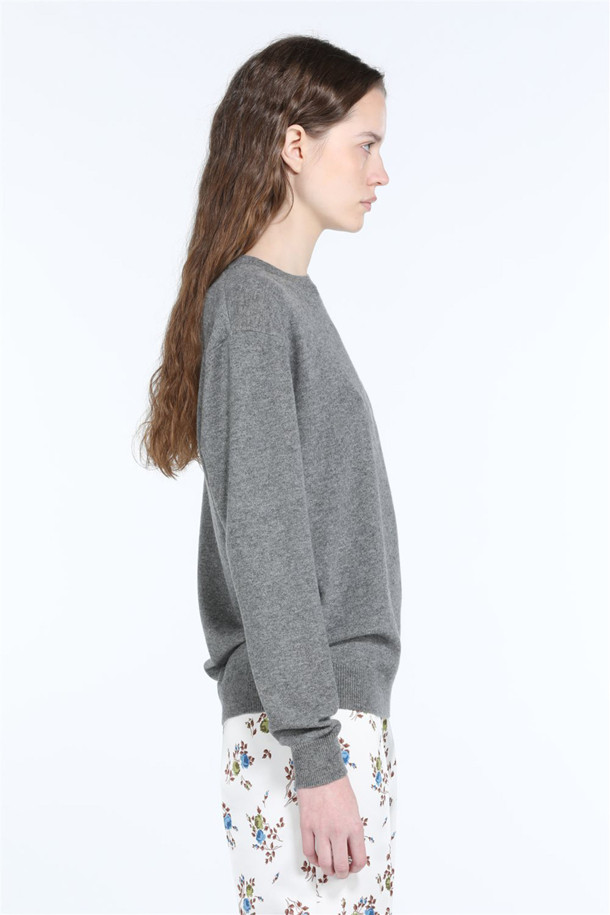 캐시미어(Cashmere) 크루넥 니트는 여성스러운 매력을 더하는 상의입니다. 가을, 겨울 시즌에 어울리는 부드러운 촉감의 캐시미어 100% 소재로 제작되어 보온성을 선사합니다. 파스텔 옐로우, 핑크, 그레이 세 가지 컬러로 출시되어 다양한 겨울 데일리룩에 활용하기 좋습니다. 레귤러 핏에 긴 소매 기장으로, 모던하고 베이직한 스타일을 연출하며 클래식, 미니멀 룩에 잘 어울립니다. 크루넥 디자인으로 깔끔하고 세련된 분위기를 더해줍니다.
