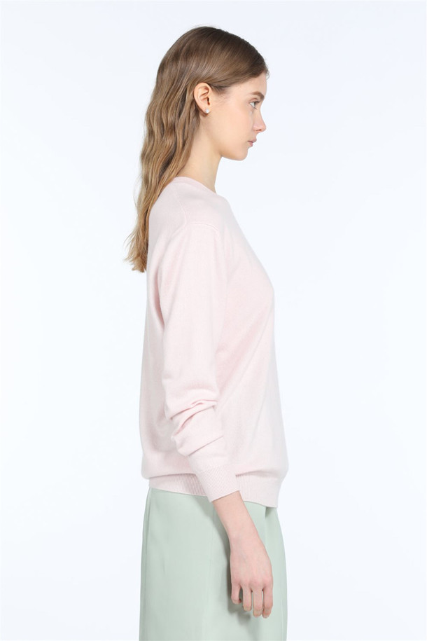 부드러운 캐시미어 소재로 제작되어 포근함을 선사하는 여성 캐시미어 크루넥 니트입니다. 파스텔 옐로우, 핑크, 그레이 세 가지 다채로운 컬러로 출시되어, 겨울철 데일리룩, 카페룩, 데이트룩 등 다양한 TPO에 매치하기 좋습니다. 레귤러핏 디자인과 크루넥 라인이 클래식하면서도 미니멀한, 여성스러운 스타일을 연출해 줍니다. 긴 소매 기장으로 보온성을 높였으며, 무지 패턴으로 어떤 옷에도 쉽게 코디할 수 있습니다. 가을, 겨울 시즌, 캐시미어 특유의 부드러운 촉감을 느껴보세요.
