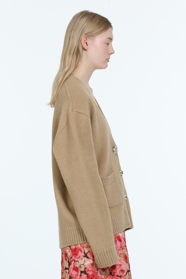 포근하고 우아한 무드의 여성 앙고라 가디건입니다. 버진울과 앙고라 소재 혼방으로 제작되어 부드러운 촉감과 뛰어난 보온성을 자랑하며, 가을과 겨울 시즌에 활용하기 좋습니다. 브이넥 라인에 크롭 기장으로 세련된 실루엣을 연출하며, 무지 디자인에 주얼 버튼 디테일로 고급스러움을 더했습니다. 오버핏으로 편안하게 착용 가능하며, 데이트룩, 모임룩, 겨울 데일리룩 등 다양한 TPO에 클래식하고 미니멀한 스타일을 완성해 보세요.
