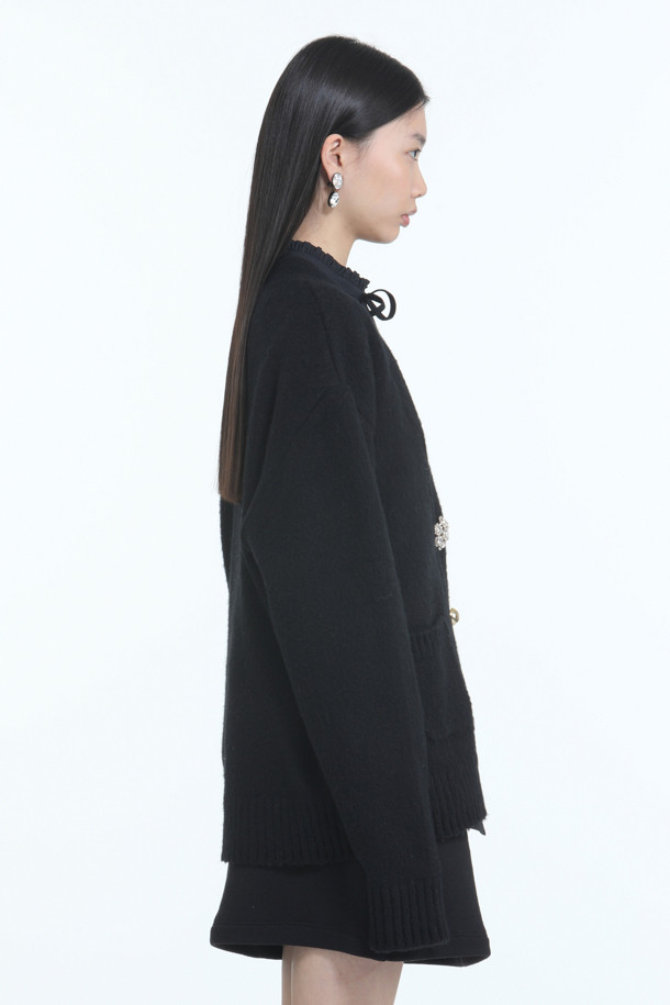 부드러운 앙고라와 버진울 소재로 제작된 여성용 블랙 가디건입니다. 가을과 겨울, 일상에서 클래식하고 엘레강스한 스타일을 연출하기 좋습니다. 라운드넥에 긴 소매, 두꺼운 두께감으로 포근함을 더하며, 오버핏 실루엣과 주얼 버튼 디테일이 특징입니다. 데이트룩, 모임룩, 소개팅룩 등 다양한 TPO에 미니멀하고 시크한 스타일을 완성해 보세요.
