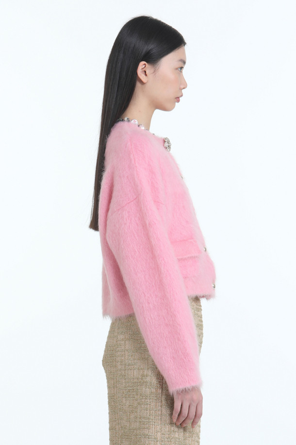 포근하고 우아한 무드의 앙고라 가디건입니다. 부드러운 촉감의 앙고라 소재와 두꺼운 두께감으로 가을, 겨울 시즌 따뜻하게 착용하기 좋습니다. 라운드넥과 크롭 기장, 긴 소매 디자인으로 여성스러운 실루엣을 연출하며, 메탈 버튼 디테일이 고급스러운 포인트를 더합니다. 클래식, 미니멀, 로맨틱 스타일을 즐겨 입는 여성분들께 데이트룩, 모임룩, 겨울 데일리룩으로 추천합니다. 핑크 컬러의 무지 가디건으로 다양한 스타일에 매치하기 용이합니다.
