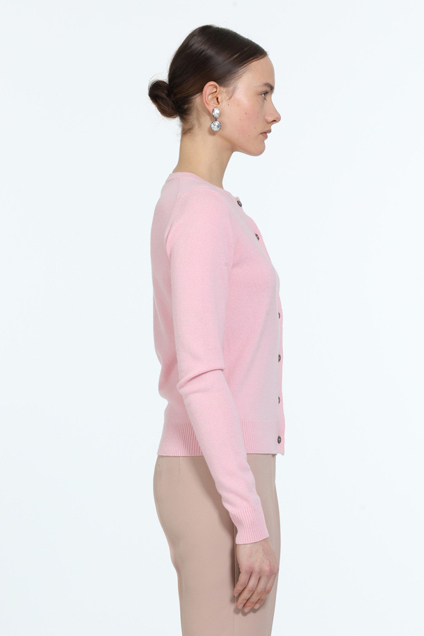 세련된 블랙 컬러의 로고택 가디건입니다. 부드러운 촉감의 버진울 100% 소재로 제작되어 봄, 가을 시즌에 활용하기 좋습니다. 레귤러 핏, 라운드넥 디자인에 가슴 위 스몰 로고택 디테일이 돋보입니다. 데이트룩, 출근룩 등 다양한 TPO에 미니멀, 클래식, 캐주얼 스타일 모두 연출 가능하며, 반팔 니트나 터틀넥 니트와 셋업으로 스타일링하여 세련된 분위기를 더할 수 있습니다.
