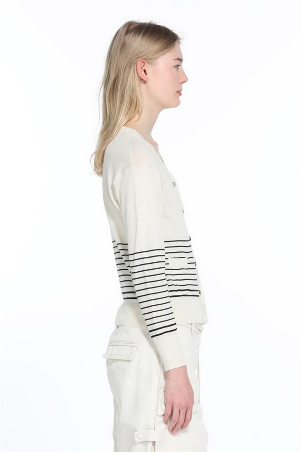 아이보리 컬러의 여성용 스트라이프 가디건입니다. 봄, 가을에 어울리는 크롭 기장의 브이넥 디자인으로, 모던하고 베이직한 스타일을 연출합니다. 긴소매에 스몰 포켓 디테일과 버튼 여밈으로 포인트를 더하여 클래식, 미니멀, 캐주얼 등 다양한 스타일을 소화할 수 있습니다. 데이트룩, 카페룩, 봄 소풍룩에 매치하여 세련된 분위기를 낼 수 있는 아이템입니다.
