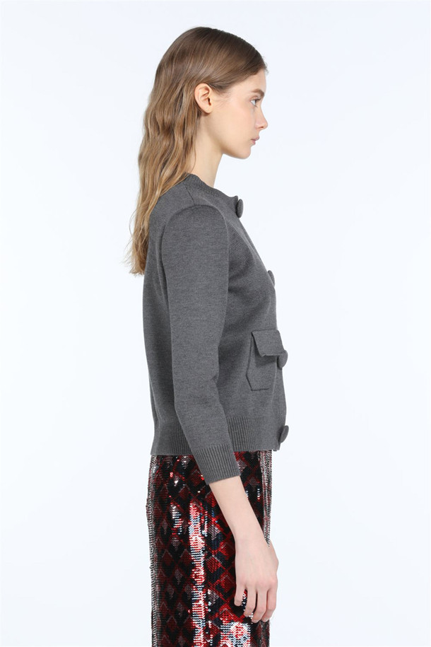 부드러운 울 소재의 라운드 버튼 가디건입니다. 멜란지 그레이와 블랙 두 가지 색상으로 출시되어, 가을, 겨울철 따뜻하게 착용하기 좋습니다. 베이직한 디자인에 긴 소매와 레귤러핏으로 제작되었으며, 다양한 이너와 레이어드하여 스타일리시하게 연출할 수 있습니다. 출근룩, 모임룩 등 TPO에 구애받지 않고 클래식, 미니멀, 캐주얼 스타일 모두 소화 가능합니다. 보온성이 우수하며 라운드넥과 버튼 디테일이 특징입니다.
