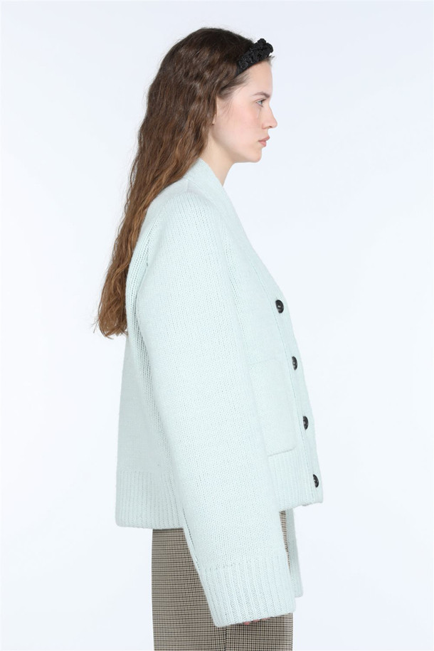 미니멀한 무드의 오버핏 본디드 가디건입니다. 울 소재로 제작되어 가을, 겨울철 따뜻하게 착용할 수 있으며, 두꺼운 두께감과 더블 본딩 안감으로 보온성을 높였습니다. 브이넥 디자인에 긴 소매 기장으로, 출근룩이나 모임룩 등 다양한 TPO에 활용 가능합니다. 구조적인 실루엣이 특징이며, 민트 색상으로 포인트를 더했습니다. 시크하고 클래식한 스타일 연출에 적합합니다.
