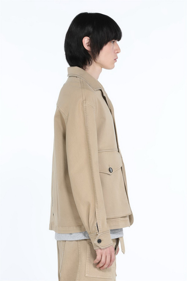 베이지 오버 재킷 (Unisex)은 남녀 모두 착용 가능한 캐주얼 재킷입니다. 봄, 가을에 어울리는 얇은 두께의 면 소재로 제작되었으며, 오버핏 디자인과 싱글 버튼 여밈으로 편안하고 스타일리시한 핏을 연출합니다. 무지 패턴의 베이직한 디자인은 데이트룩, 카페룩 등 다양한 TPO에 활용하기 좋으며, 미니멀, 클래식 스타일을 즐겨 입는 분들께 추천합니다. 넉넉한 핏과 포켓 디테일이 특징이며, 일상에서 편안하게 착용하기 좋습니다.
