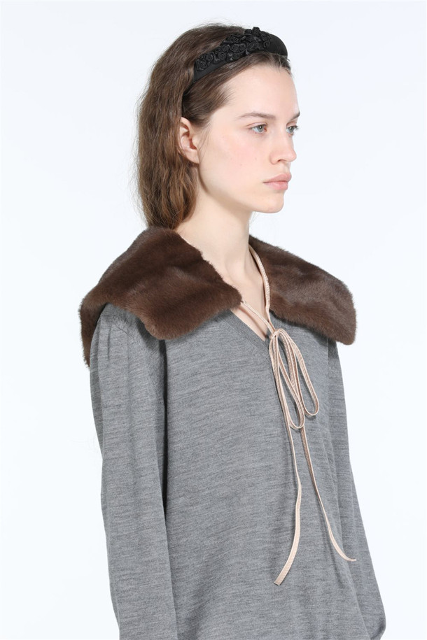 세련된 무드를 연출하는 여성용 퍼 칼라 액세서리입니다. 다크 카키 컬러의 부드러운 퍼 소재로 제작되어 가을, 겨울 시즌에 따뜻함과 우아함을 더해줍니다. 클래식하고 엘레강스한 스타일로, 무지 디자인에 리본 장식이 포인트로 더해져 여성스러운 매력을 강조합니다. 아우터나 니트에 탈부착하여 다양한 스타일을 연출할 수 있으며, 모임룩, 연말 모임룩에 활용하여 특별한 분위기를 연출할 수 있습니다.
